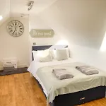 Green Glades Lovely Self Contained Apartment-Studio In Super South West Location By Staystaycations