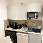 Green Glades Lovely Self Contained Apartment-Studio In Super South West Location By Staystaycations